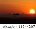 夕焼けと飛行機 11244207