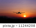 夕焼けと飛行機 11244208