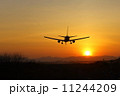 夕焼けと飛行機 11244209