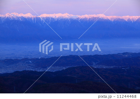 美ヶ原高原から望む北アルプス連山のモルゲンロート 11244468