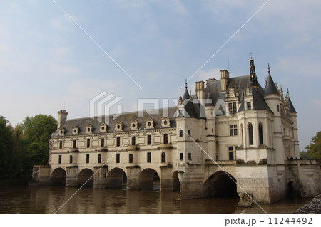 フランス　シュノンソー城のアーチ橋 11244492