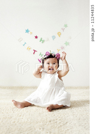 花冠をかぶった赤ちゃんの写真素材