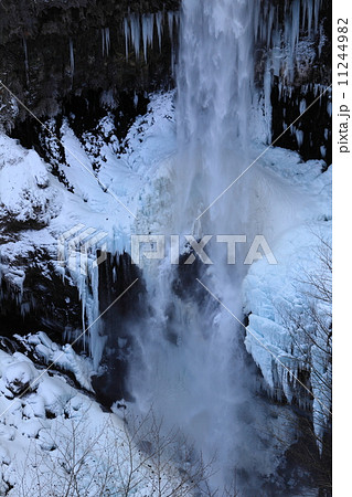 厳冬の奥日光華厳の滝 11244982