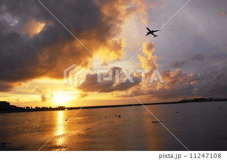 瀬長島の夕日 11247108