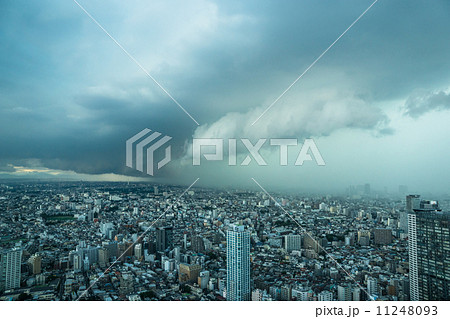 目の前に迫るゲリラ豪雨 11248093