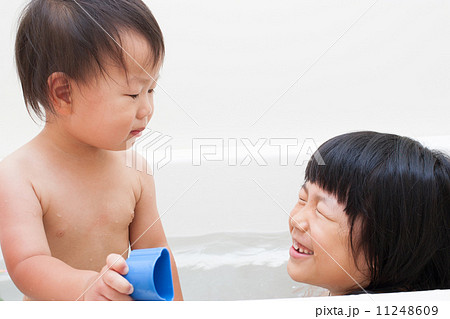 入浴中の子供の姉妹 入浴中の子供の姉妹 11248609