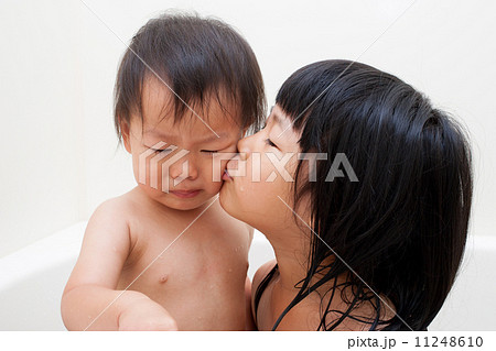 入浴中の子供の姉妹 入浴中の子供の姉妹 11248610