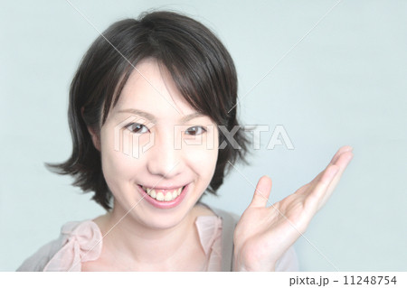 紹介ポーズの女性 11248754