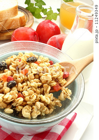 グラノーラ　朝食　フルーツ　白背景 11249349