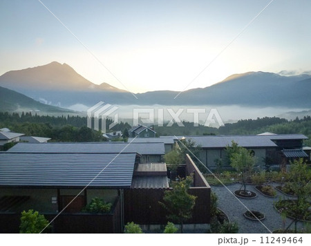 湯布院の朝霧 湯布院の朝霧 11249464