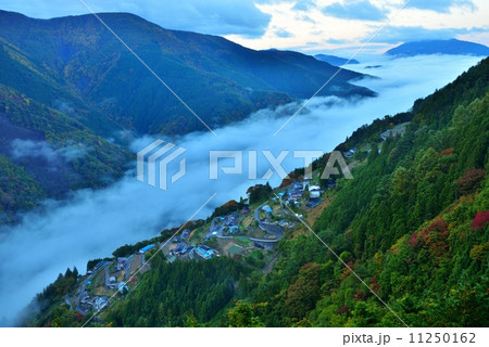 天空の里 雲海流れる 天空の里 雲海流れる 11250162