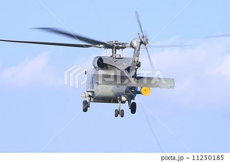 ホバリング中の米海軍艦載機SH-60Bシーホーク対潜ヘリコプター ホバリング中の米海軍艦載機SH-60Bシーホーク対潜ヘリコプター 11250185