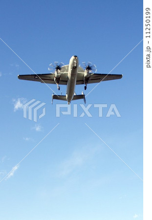 着陸態勢の米海軍グラマンE-2Cホークアイ早期警戒機 11250199