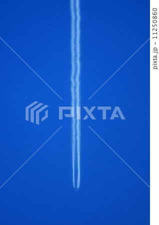 青空の飛行機雲 11250860