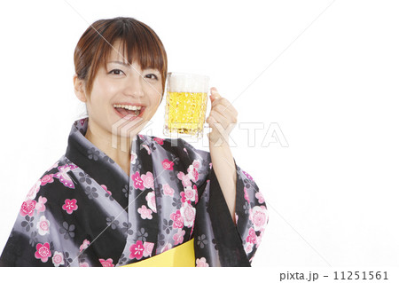 ビールを持つ浴衣の若い女性 ビールを持つ浴衣の若い女性 11251561