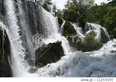 世界遺産・九寨溝の滝 11254345
