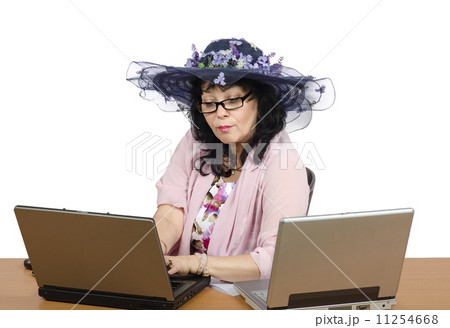 Professional psychologist chatting online Professional psychologist chatting online 11254668