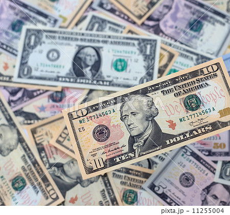 10ドル札とたくさんのドル紙幣 10ドル札とたくさんのドル紙幣 11255004