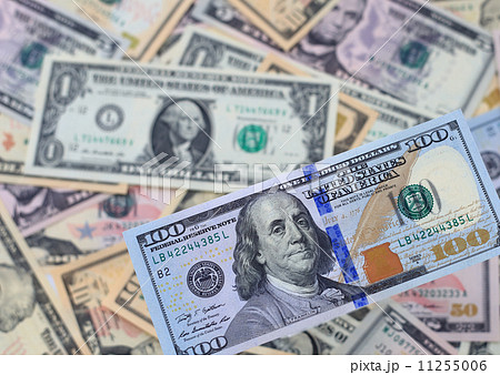 １００ドル札と米ドル紙幣 11255006