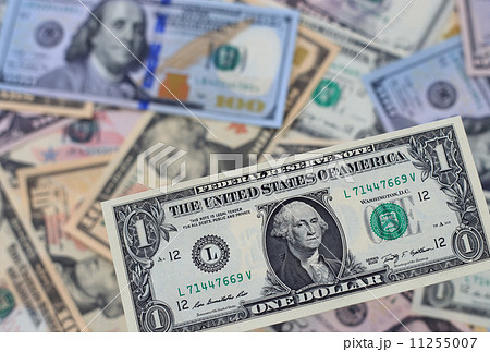 １ドル札とたくさんの米ドル紙幣 11255007