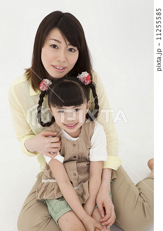 笑顔の女性と女の子 11255585