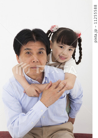 祖父と遊ぶ女の子 11255588
