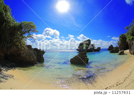 夏の海と空 魚眼の写真素材