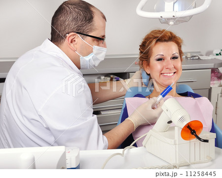 dentist at work 11258445