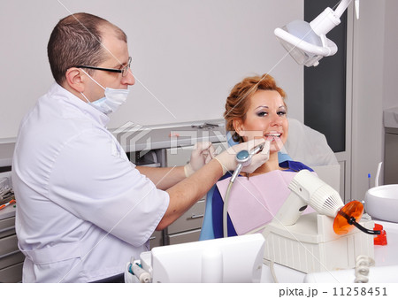 Dentist makes cleaning 11258451