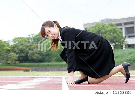 競技場で運動する女性 11258836