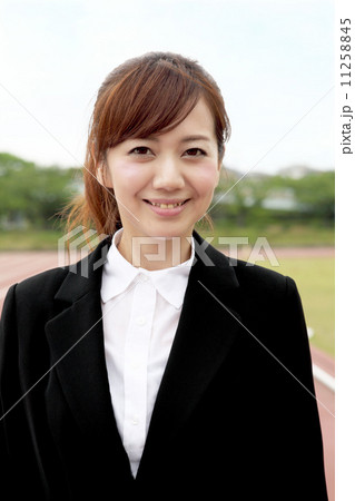 競技場で運動する女性 競技場で運動する女性 11258845