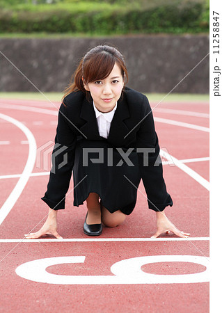 競技場で運動する女性 競技場で運動する女性 11258847