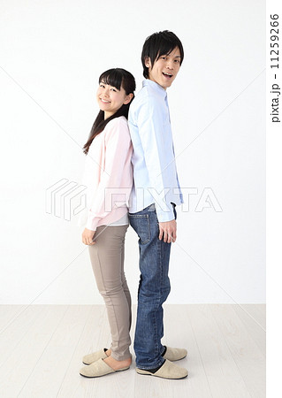 背中合わせの男女（カップル　夫婦） 11259266