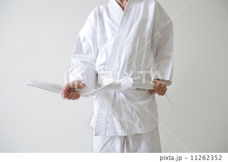 道着の帯を締める男の子 11262352