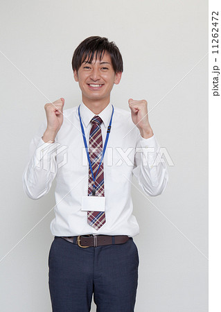 ガッツポーズをする男性会社員 11262472