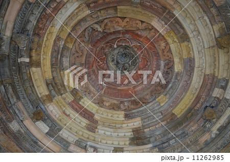 クトゥブ・ミナールの周辺に残る遺跡の高度な技術で造られた円天井 11262985