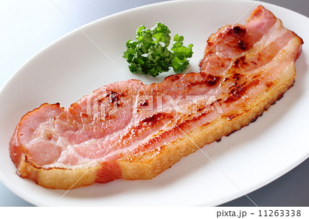 厚切りベーコンのステーキの写真素材