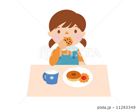 おやつを食べる女の子のイラスト素材