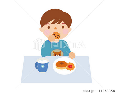 ドーナツやクッキーのおやつを食べる男の子のイラスト素材