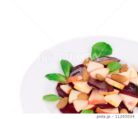 Beet salad with spinach and minced apple. 11265034