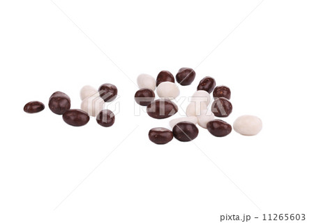 Dark brown and white dragee in cover. 11265603