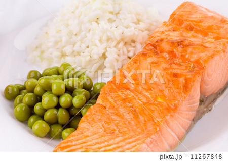 Crispy grilled salmon steak 11267848