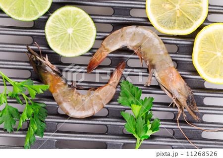 Fresh shrimps with lemon and parsley. 11268526
