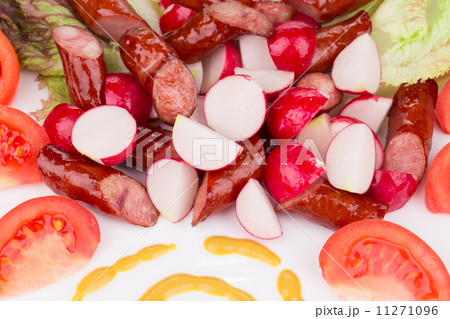 Radish salad with grilled sausages and tomatoes. 11271096