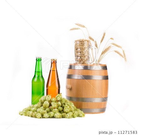 Barrel mug with hops and bottles of beer. 11271583