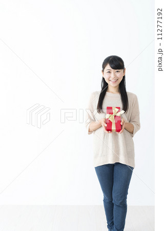 若い女性　プレゼント 11277192