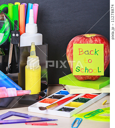 paper sticker with the words back to school 11278874