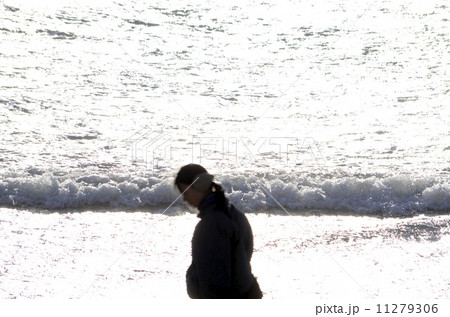 海岸の女性 11279306