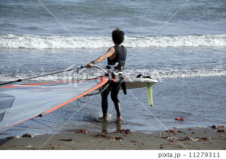 海に向かうサーファー 11279311