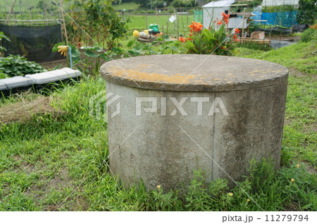 畑の中にある井戸 畑の中にある井戸 11279794